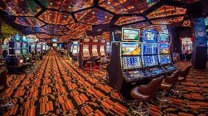 Dealer meja Texas Hold'em Bonus di studio gacor168 menampilkan lima kartu komunitas
